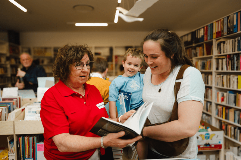 Une bénévole en bouquinerie