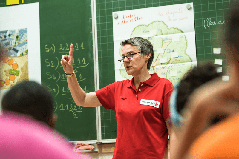 Une volontaire sensibilise au Droit International Humanitaire