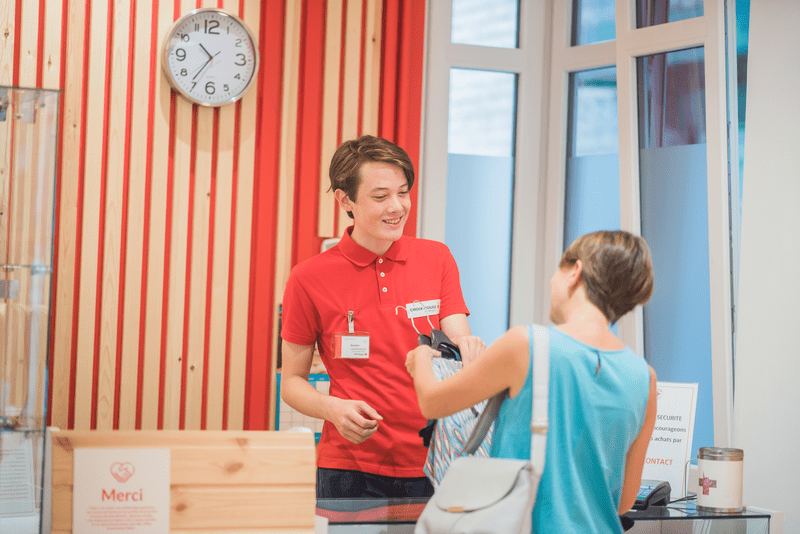 Un bénévole dans une boutique