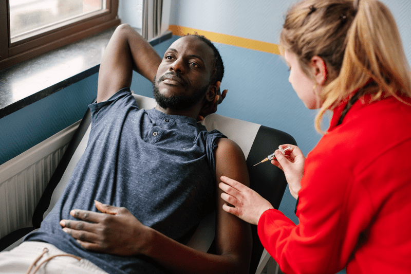 Infirmière partiquant un soin dans un centre ADA