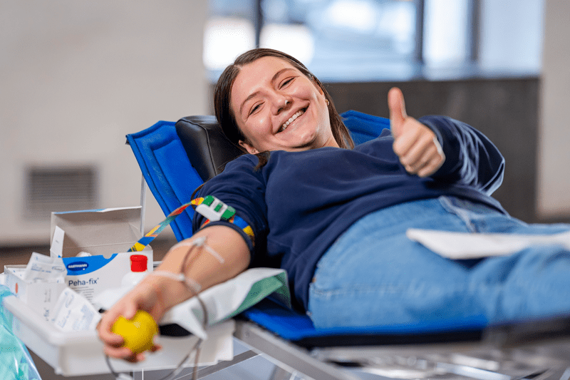 une personne en train de donner son sang