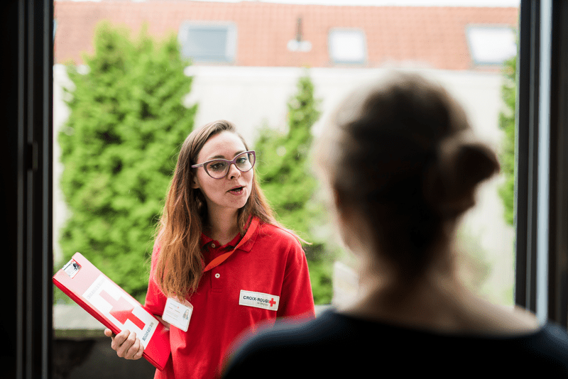 Une ambassadrice de la Croix-Rouge qui récolte des dons