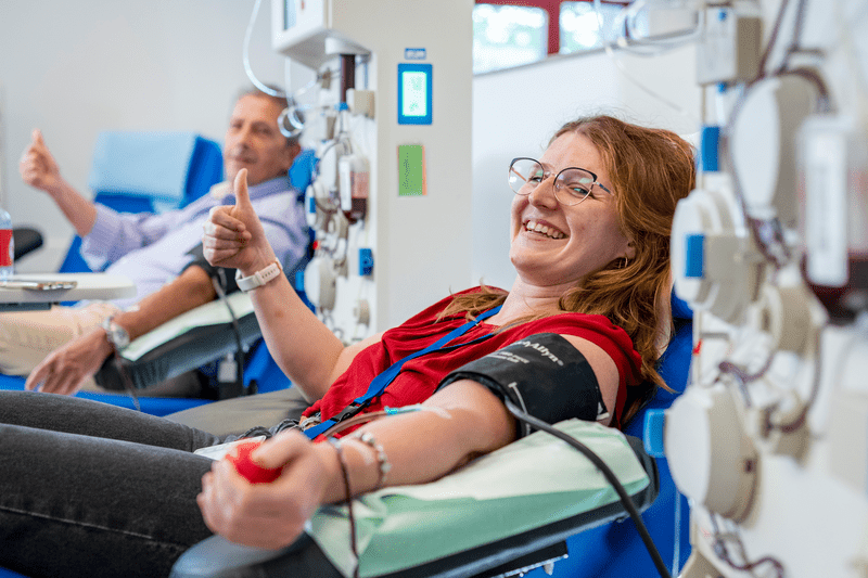 Jeune femme qui donne son sang