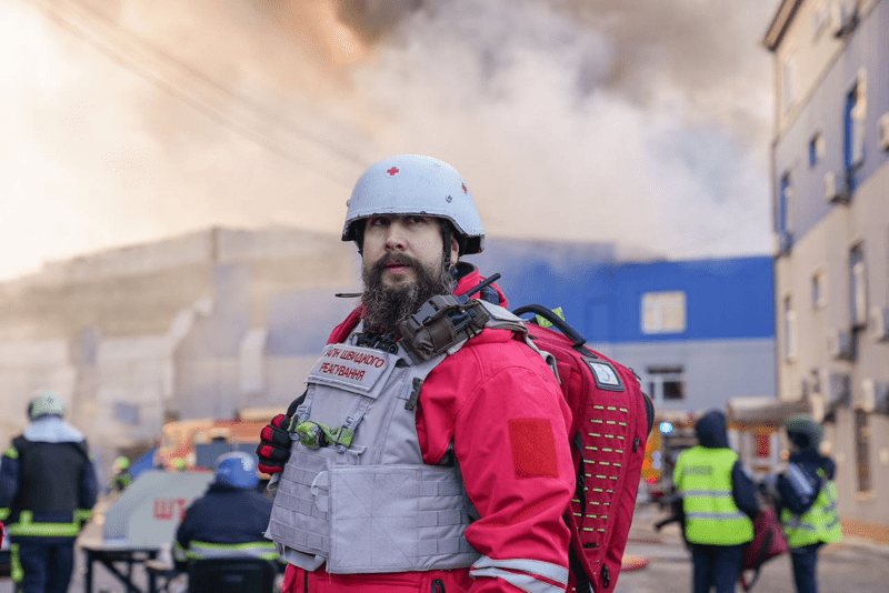 Un volontaire de la Croix-Rouge en Ukraine
