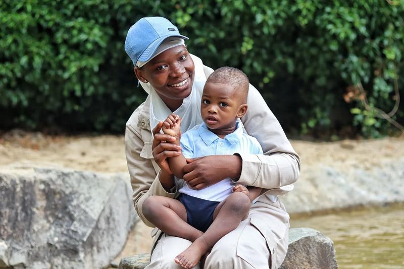 Une mère migrante et son enfant