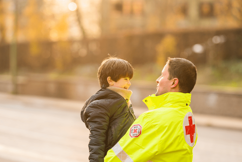 Un secouriste avec un enfant