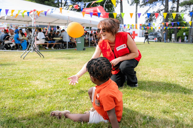 Une animatrice en centre ADA qui joue avec un enfant