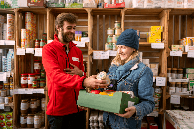 Une bénéficiaire dans une épicerie sociale