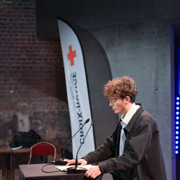 Une étudiante en droit au concours plaidoyer pour l'Humanité