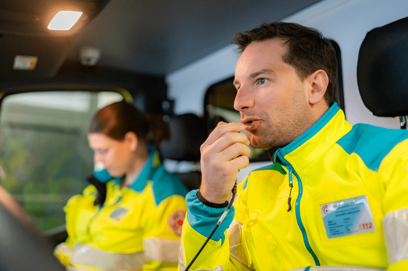 Une amblancière et un ambulancier bénévole